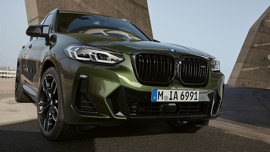 BMW X3 M, G01, LCI, atjaunināts, 2021, metāliska Malachite Green krāsa, priekšpuses skats, stāvošs automobilis