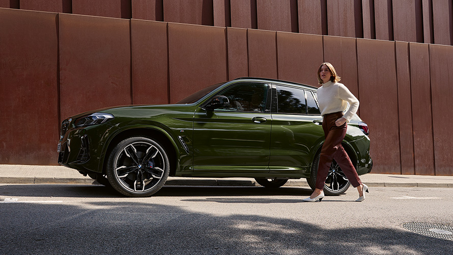 BMW X3 M, G01, LCI, atjaunināts, 2021, metāliska Malachite Green krāsa, sānskats, ar sievieti modeli