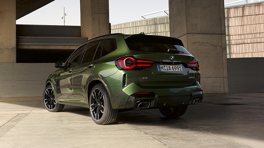 BMW X3 M, G01, LCI, atjaunināts, 2021, metāliska Malachite Green krāsa, trīs ceturtdaļu aizmugures skats, stāvošs automobilis