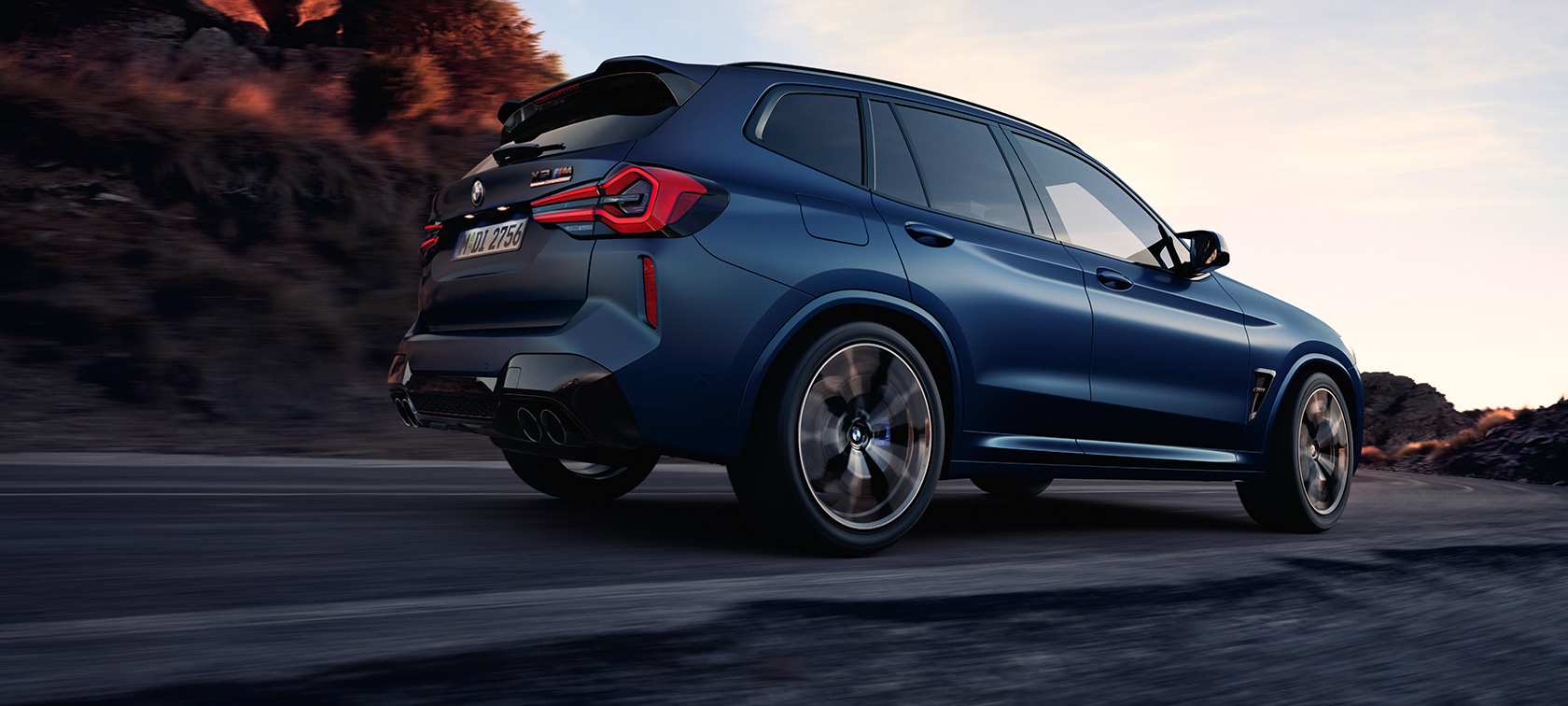 BMW X3 M Competition, F97, LCI, 2021, trīs ceturtdaļu aizmugures skats, uzņēmums no zema leņķa BMW X3 M Competition, F97,LCI, atjaunināts, 2021, metāliska Frozen Marina Bay Blue krāsa, braucošs automobilis, trīs ceturtdaļu aizmugures skats, uzņēmums no zema leņķa