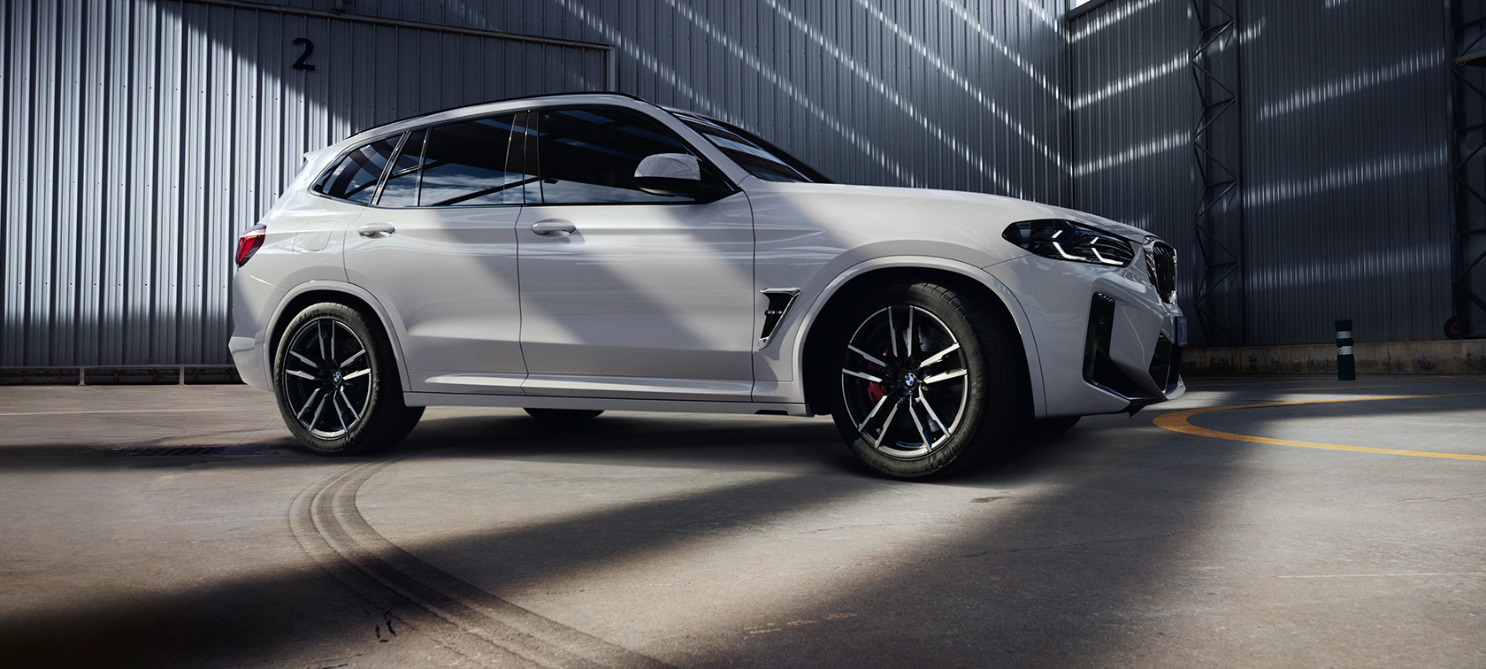 BMW X3 M, F97, LCI, atjaunināts, 2021, trīs ceturtdaļu sānskats BMW X3 M, F97, LCI, atjaunināts, 2021, Alpine White krāsa, trīs ceturtdaļu sānskats