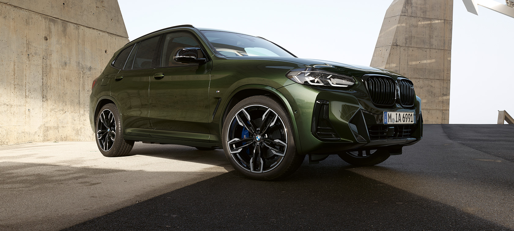BMW X3 M40i, G01, LCI, atjaunināts, 2021, trīs ceturtdaļu priekšpuses skats, stāvošs automobilis BMW X3 M, G01, LCI, atjaunināts, 2021, metāliska Malachite Green krāsa, trīs ceturtdaļu priekšpuses skats, stāvošs automobilis