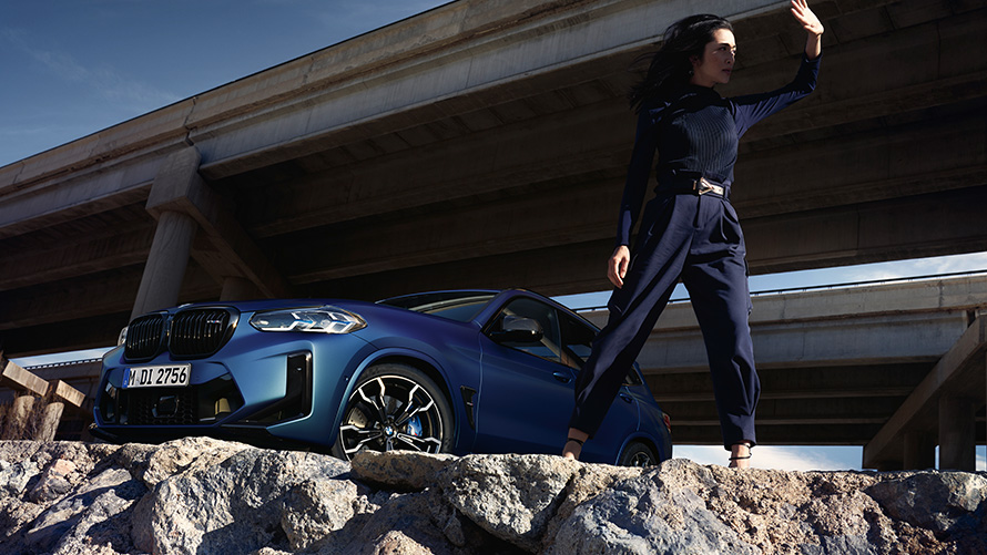 BMW X3 M Competition, F97, LCI, atjaunināts, 2021, trīs ceturtdaļu priekšpuses skats, ar modeli BMW X3 M Competition, F97, LCI, atjaunināts, 2021, BMW Individual metāliska Frozen Portimao Blue krāsa, trīs ceturtdaļu priekšpuses skats, ar modeli