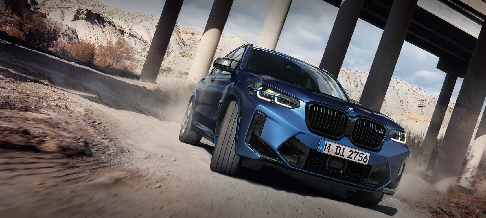 BMW X3 M Competition, F97,LCI, atjaunināts, 2021, metāliska Frozen Marina Bay Blue krāsa, trīs ceturtdaļu priekšpuses skats, braucošs automobilis