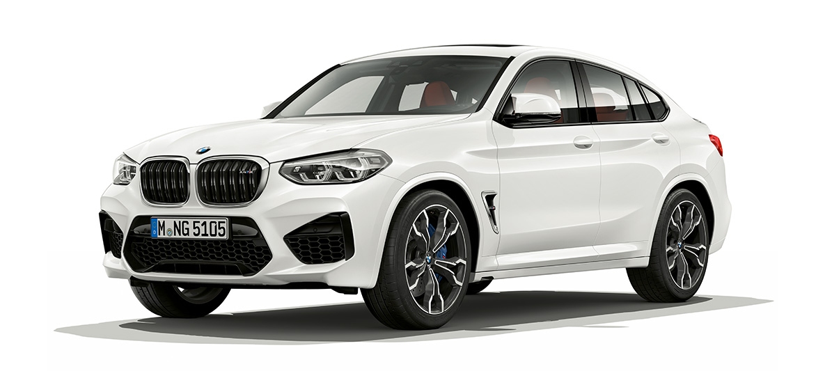 BMW X4 M, trīs ceturtdaļu skats no sāniem. BMW X4 M Alpine White krāsā, virsbūve, trīs ceturtdaļu skats no sāna.