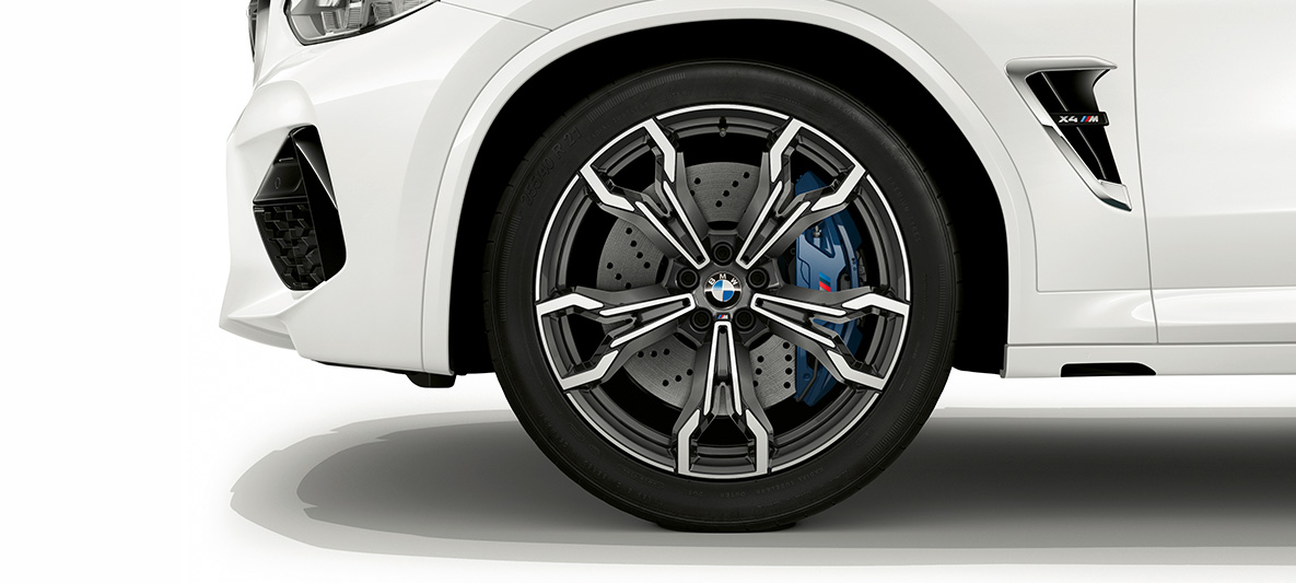 BMW X4 M, 21 collas M vieglmetāla diski Orbit Grey krāsā. BMW X4 M Alpine White krāsā, virsbūve, 21 collas M vieglmetāla diski Orbit Grey krāsā.
