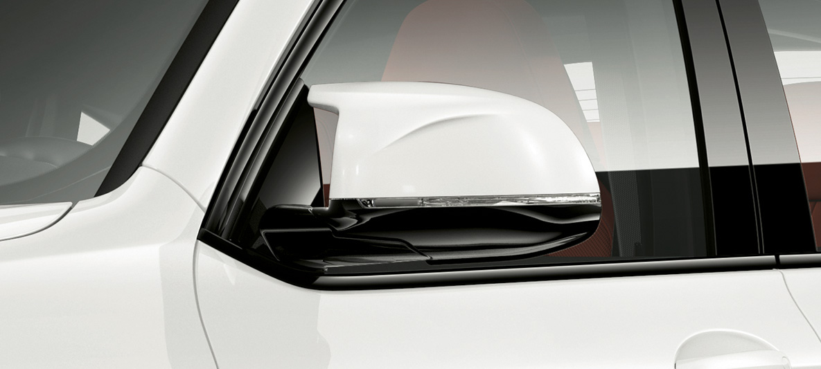 BMW X4 M, spoguļu korpusi automobiļa krāsā. BMW X4 M Alpine White krāsā, virsbūve, spoguļu korpusi automobiļa krāsā.
