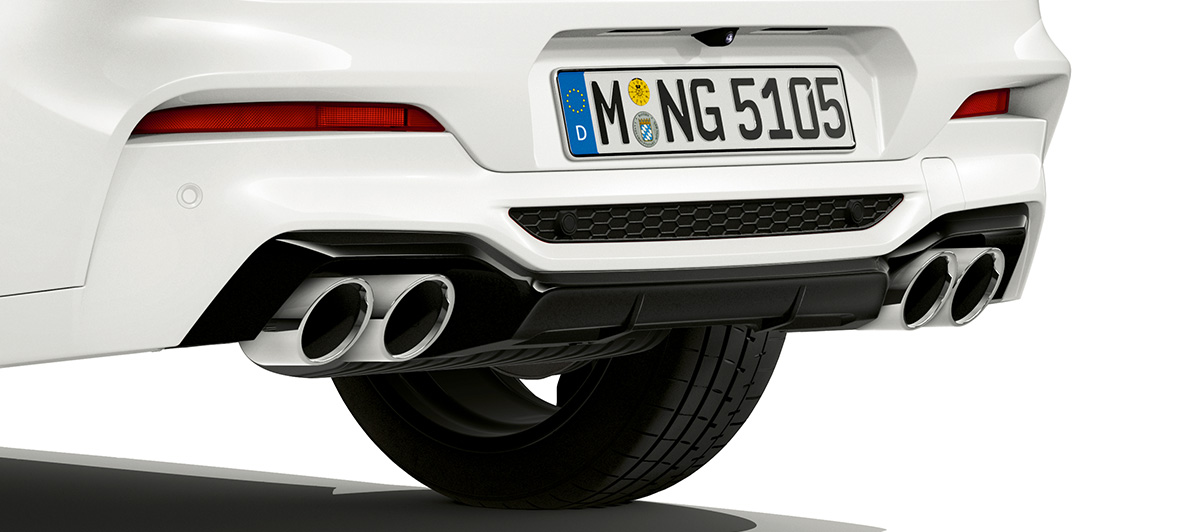 BMW X4 M, virsbūve, hromēti izpūtēji. BMW X4 M Alpine White krāsā, virsbūve, aizmugure ar hromētiem izpūtējiem.