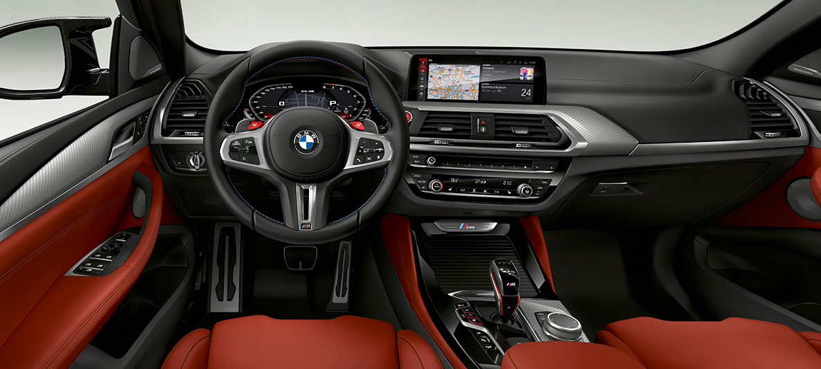 BMW X4 M, M ādas stūre. BMW X4 M, salons, kokpits, M ādas stūre ar M īpašo kontrastējošo šuvumu.