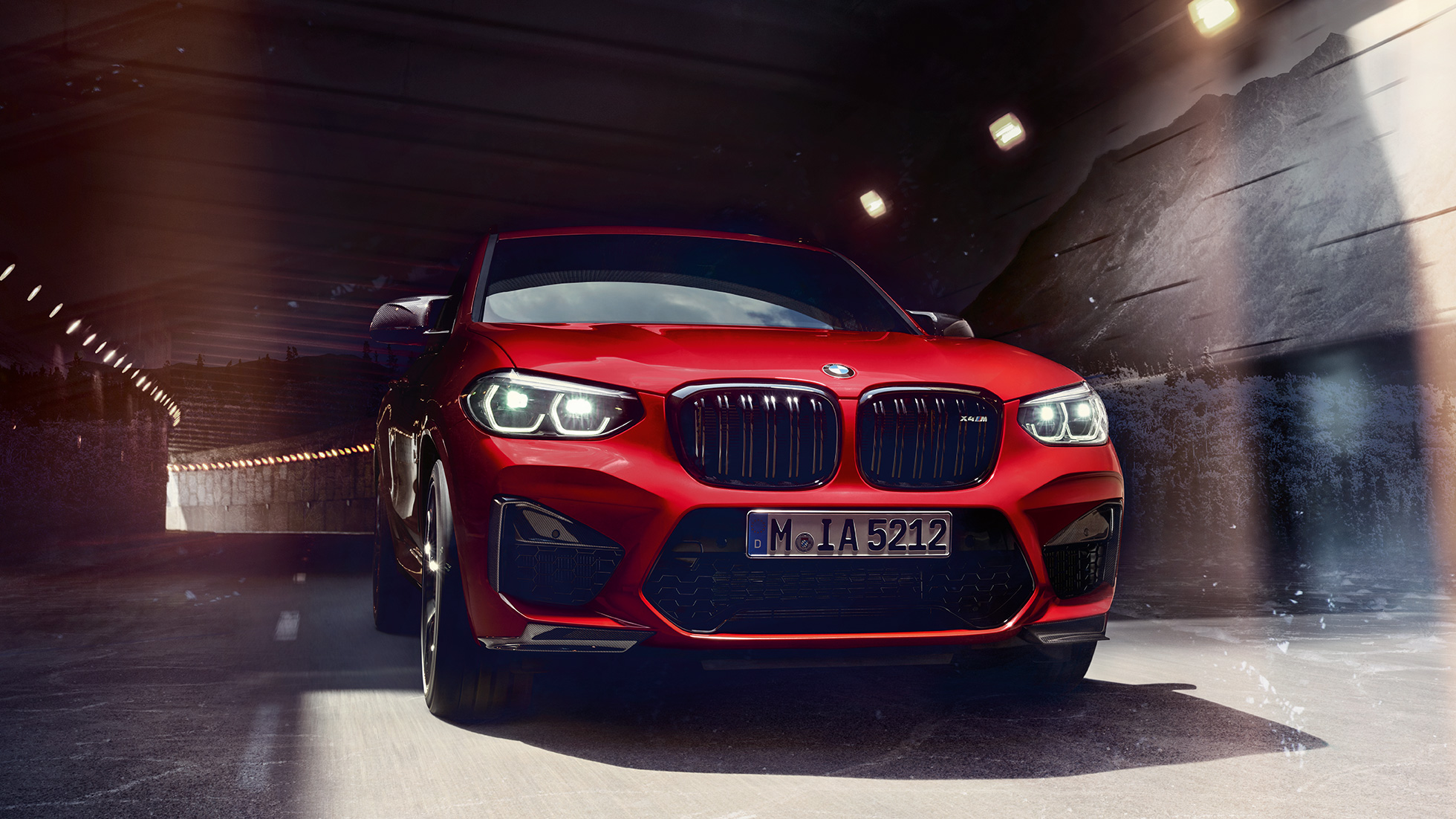BMW X4 M Competition, skats no priekšpuses. BMW X4 M Competition metāliskā Toronto Red krāsā, virsbūve, skats no priekšpuses.