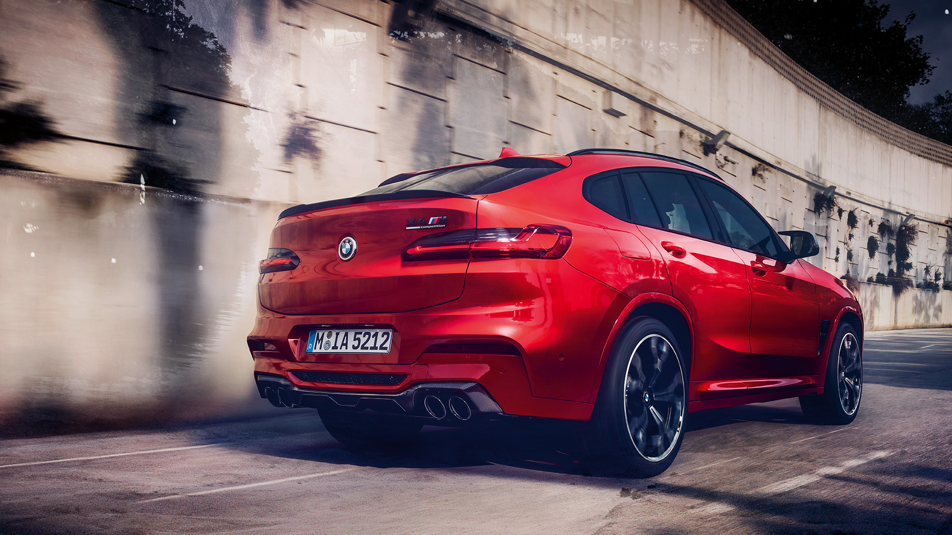 BMW X4 M Competition, spoguļu korpusi no oglekļa šķiedras. BMW X4 M Competition metāliskā Toronto Red krāsā, virsbūve, M oglekļa virsbūves kopums, oglekļa spoguļu korpusi.