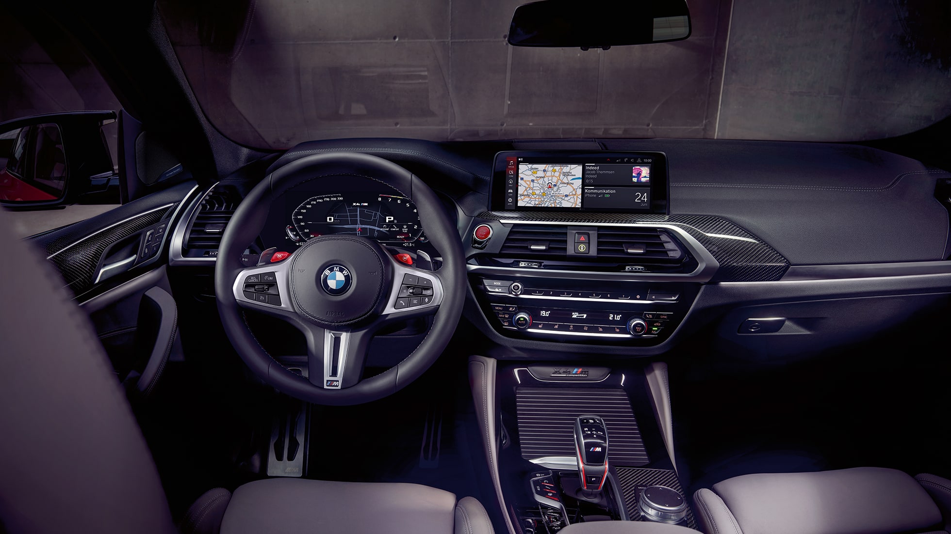BMW X4 M Competition, ekskluzīvs kokpits. BMW X4 M Competition, salons, ekskluzīvs kokpits ar M sporta sēdekļiem un M ādas stūri.
