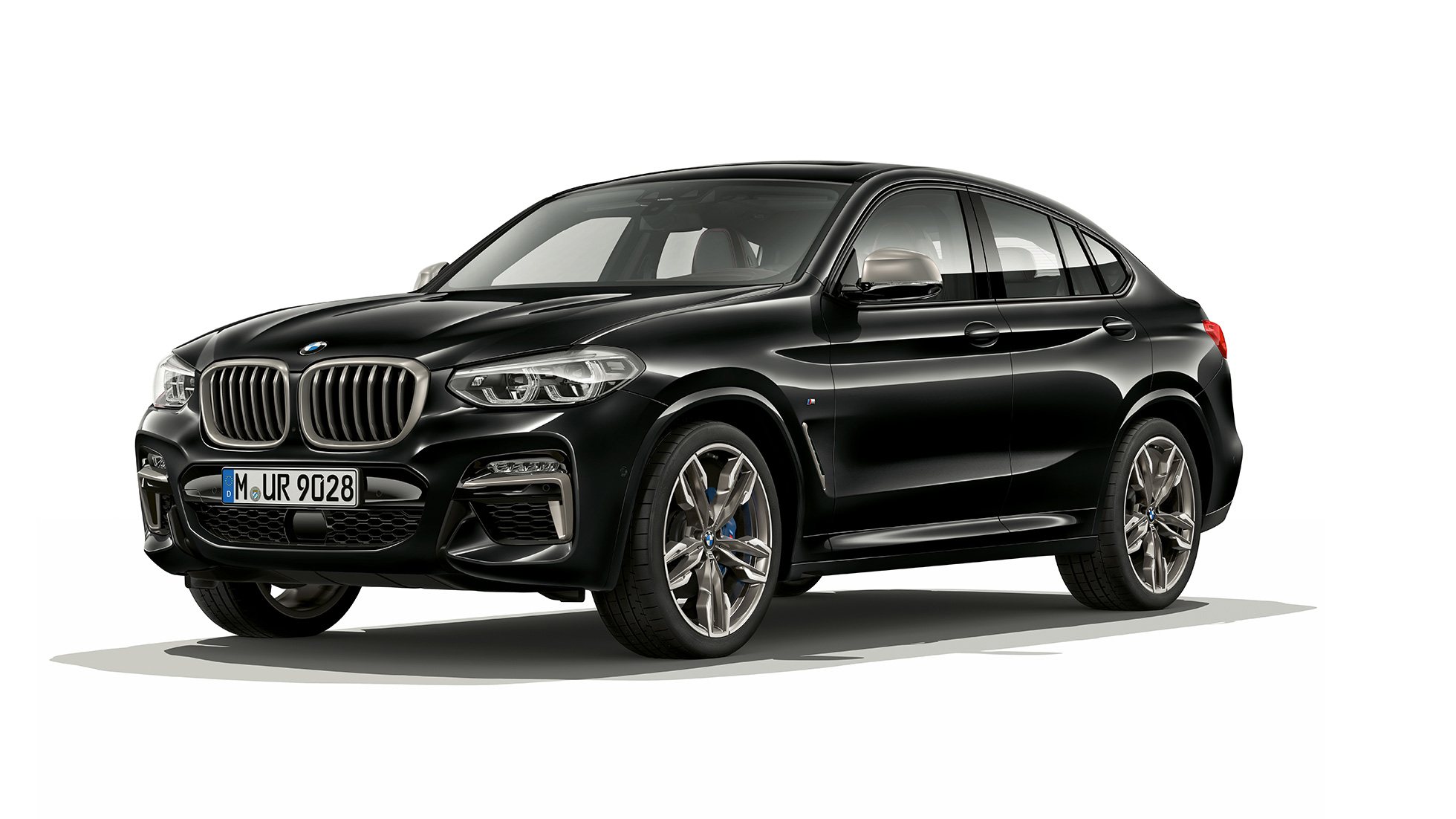 BMW X4 M40i un BMW X4 M40d, trīs ceturtdaļu skats no priekšpuses. BMW X4 M40i un BMW X4 M40d metāliskā Black Sapphire krāsā, virsbūve, trīs ceturtdaļu skats no priekšpuses, labais sāns.