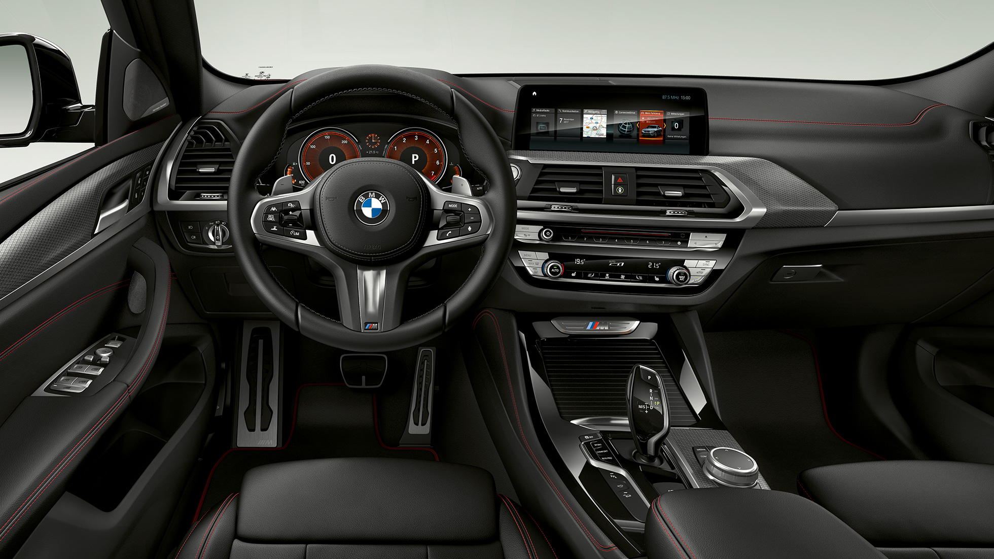 BMW X4 M40i un BMW X4 M40d, kokpits. BMW X4 M40i un BMW X4 M40d, salons, kokpits ar M ādas stūri un M sporta sēdekļi.
