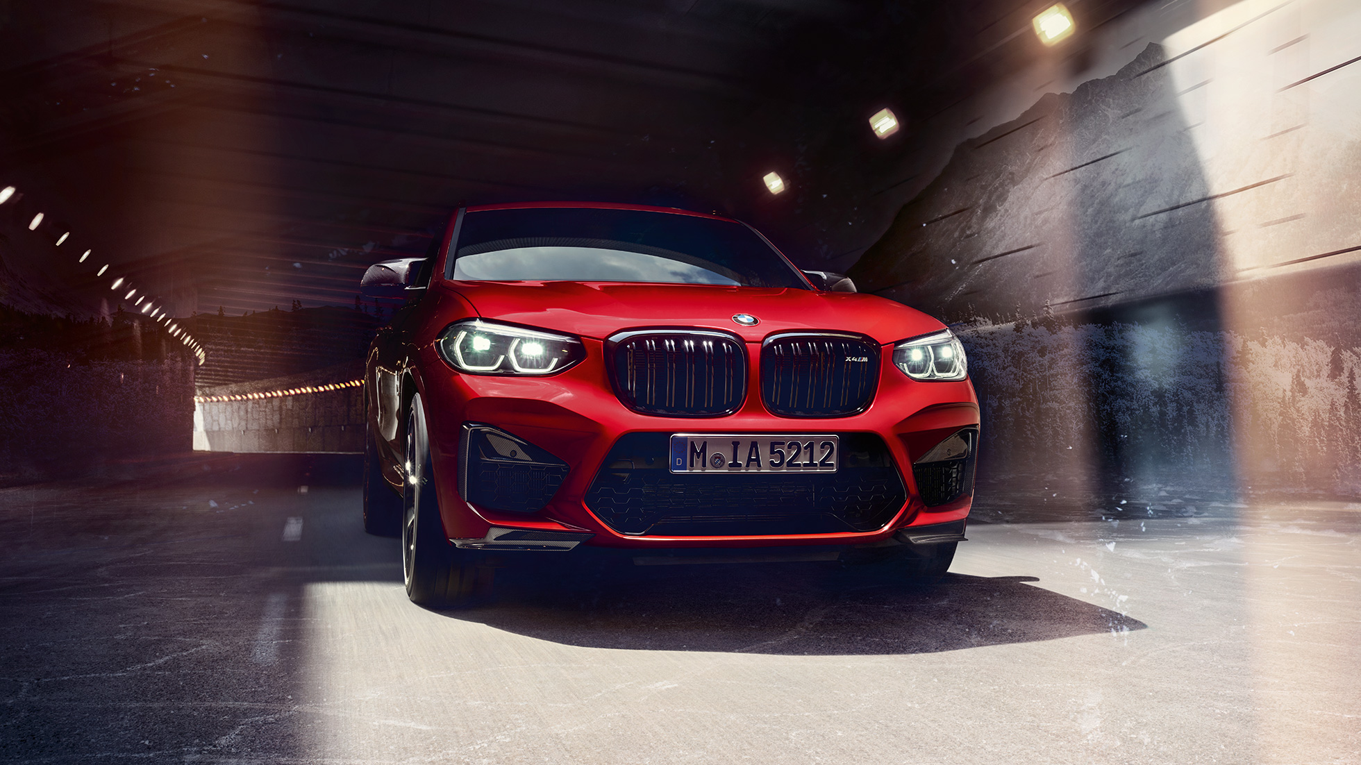 BMW X4 M Competition, trīs ceturtdaļu skats no priekšpuses. BMW X4 M Competition metāliskā Toronto Red krāsā, virsbūve, trīs ceturtdaļu skatā no priekšpuses.
