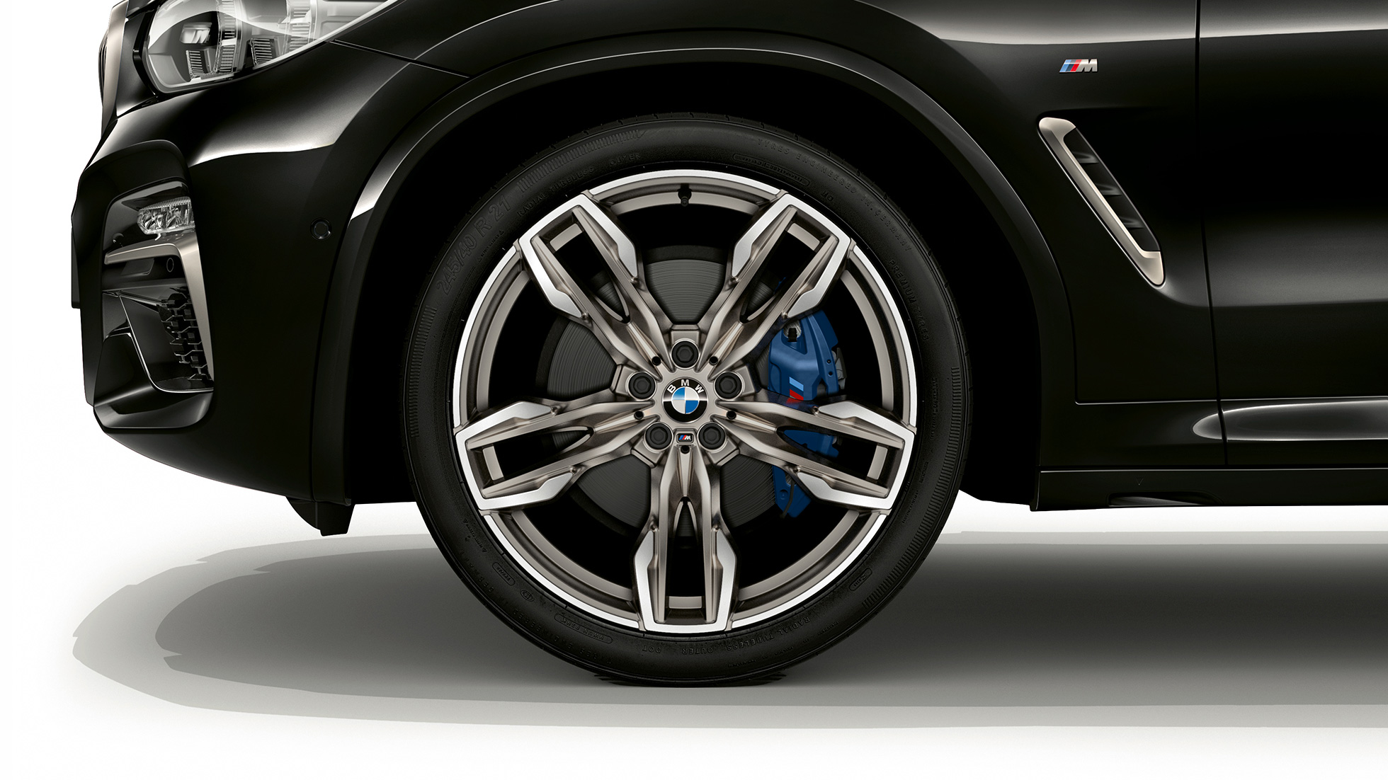 BMW X4 M40i un BMW X4 M40d, 21 collas M vieglmetāla diski. BMW X4 M40i un BMW X4 M40d metāliskā Black Sapphire krāsā, virsbūve, skats no sāniem ar 21 collas M vieglmetāla diskiem ar Double-spoke dizainu.