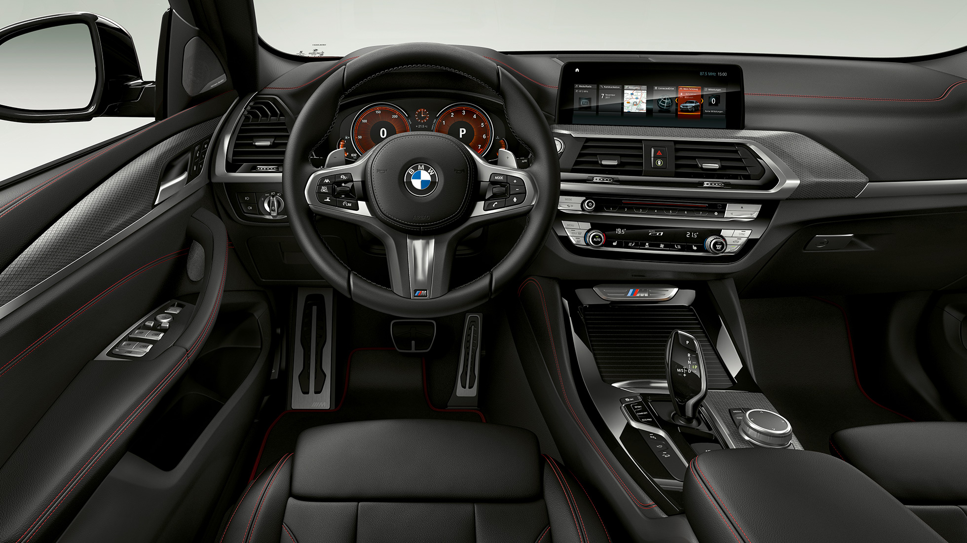 BMW X4 M40i un BMW X4 M40d, kokpits. BMW X4 M40i un BMW X4 M40d, salons, kokpits ar sporta sēdekļiem un M ādas stūri.