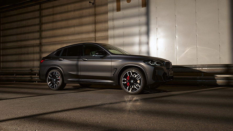 BMW X4 M40i, G02, LCI, 2021, atjaunināts, sānskats uz stiklotas sienas fona