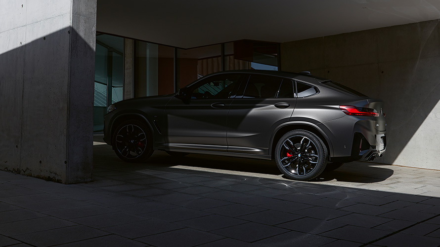 BMW X4 M40i, G02, LCI, 2021, atjaunināts, sānskats, puse ēnā uz ēkas ieejas fona