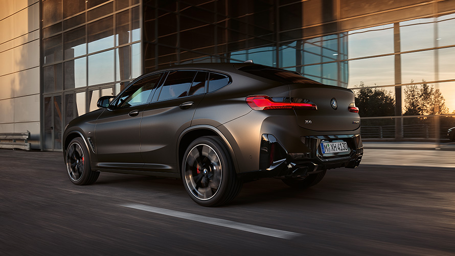 BMW X4 M40i, G02, LCI, 2021, atjaunināts, trīs ceturtdaļu aizmugures skats, uz stikla fasādes fona