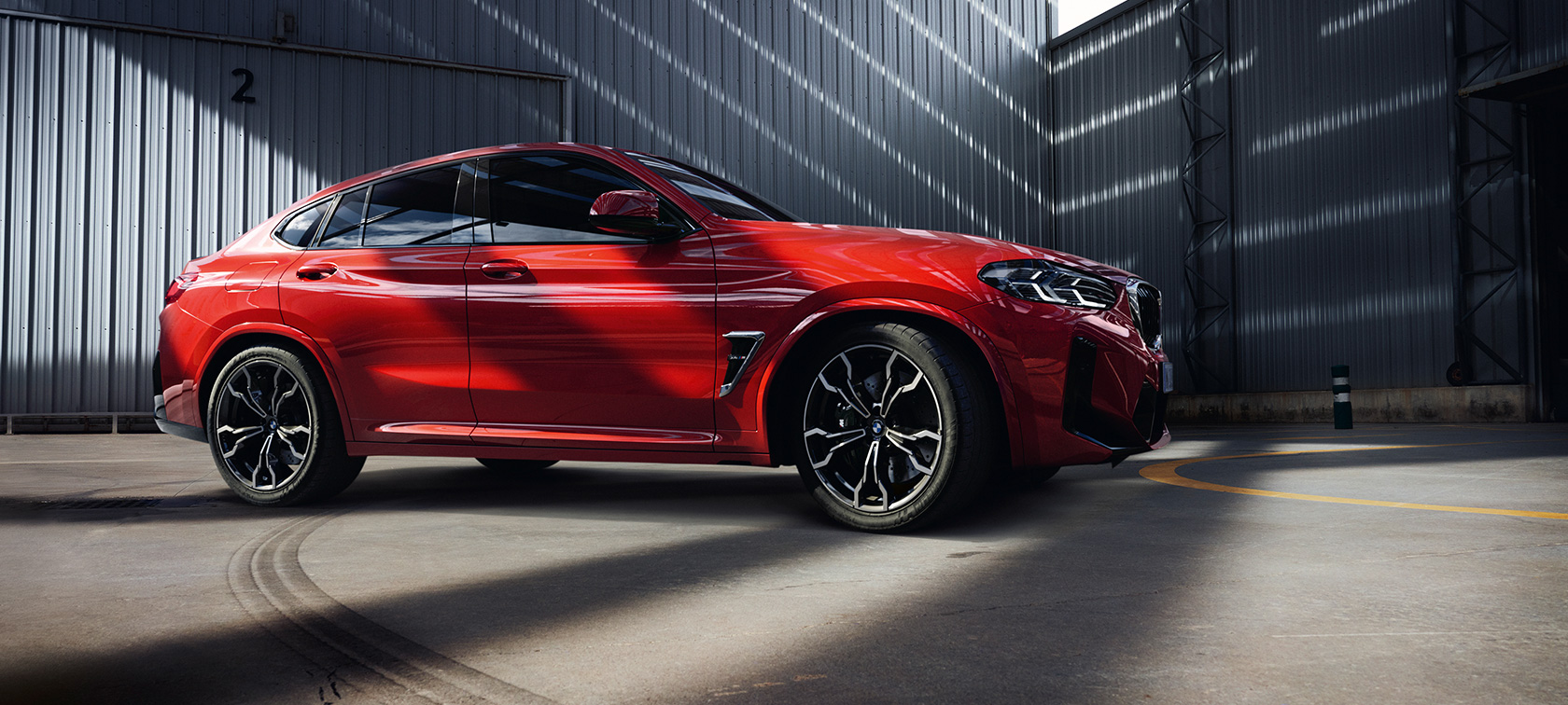 Trīs ceturtdaļu priekšpuses skats, BMW X4 M, F98, LCI, atjaunināts, 2021 BMW X4 M, F98, LCI, atjaunināts, 2021, metāliska Toronto Red krāsa, trīs ceturtdaļu priekšpuses skats, rūpnīcas ēkas iekšpusē