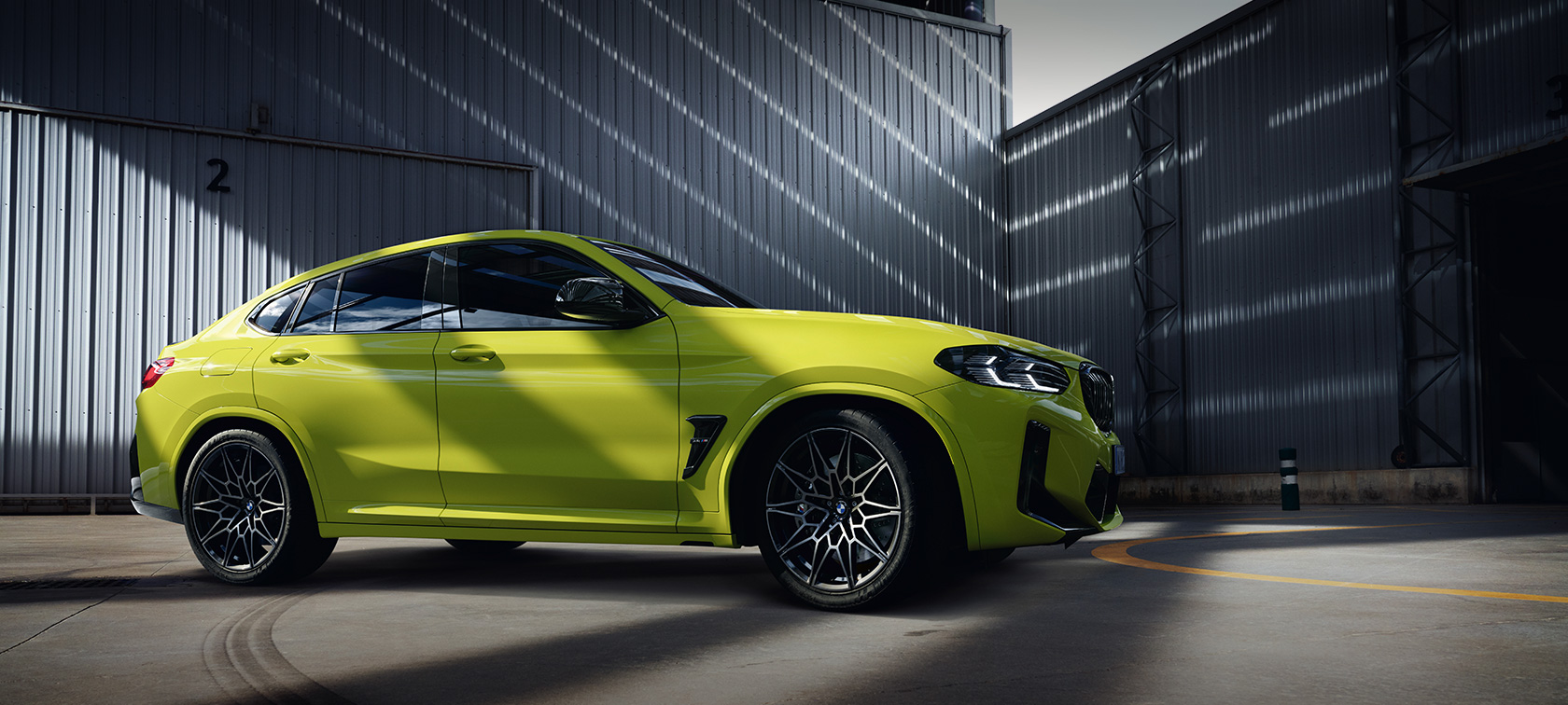BMW X4 Competition, F98, LCI, atjaunināts, 2021, Sao Paulo Yellow krāsa, sānskats, hallē