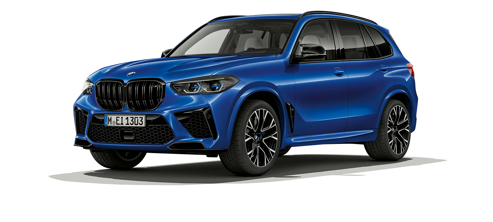 BMW X5 M Competition, trīs ceturtdaļu sānskats BMW X5 M Competition F95 2020, metāliska Marina Bay Blue krāsa, trīs ceturtdaļu sānskats