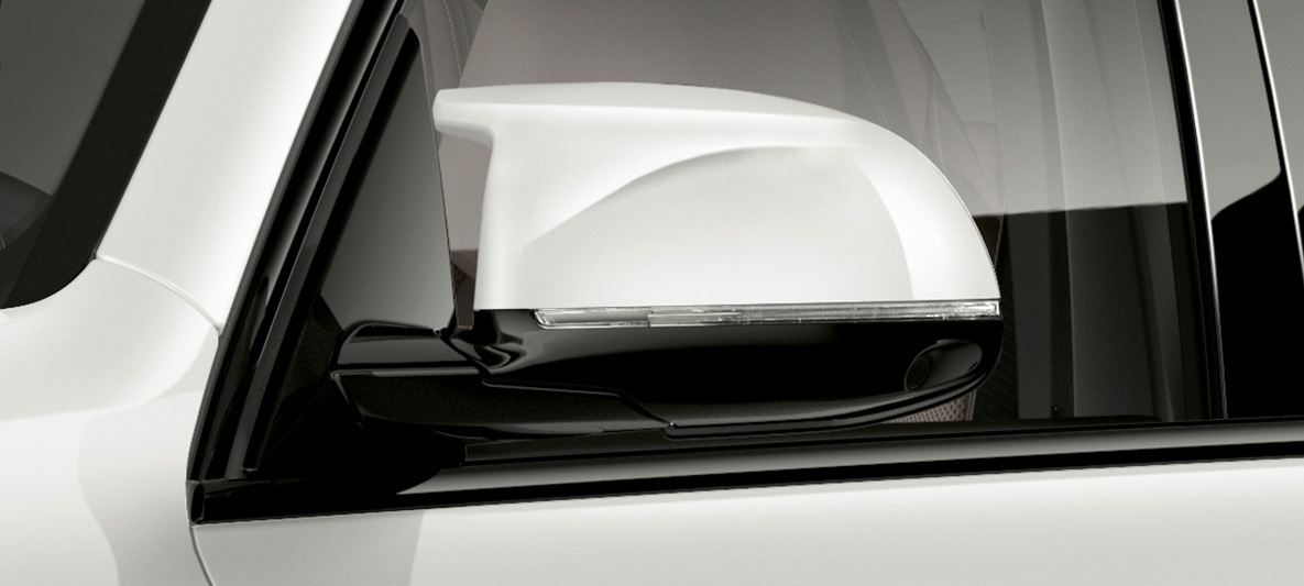 Ārējo atpakaļskata spoguļu korpusi, BMW X5 M Ārējo atpakaļskata spoguļu korpusi, BMW X5 M, Mineral White krāsa, F95, tuvplāns