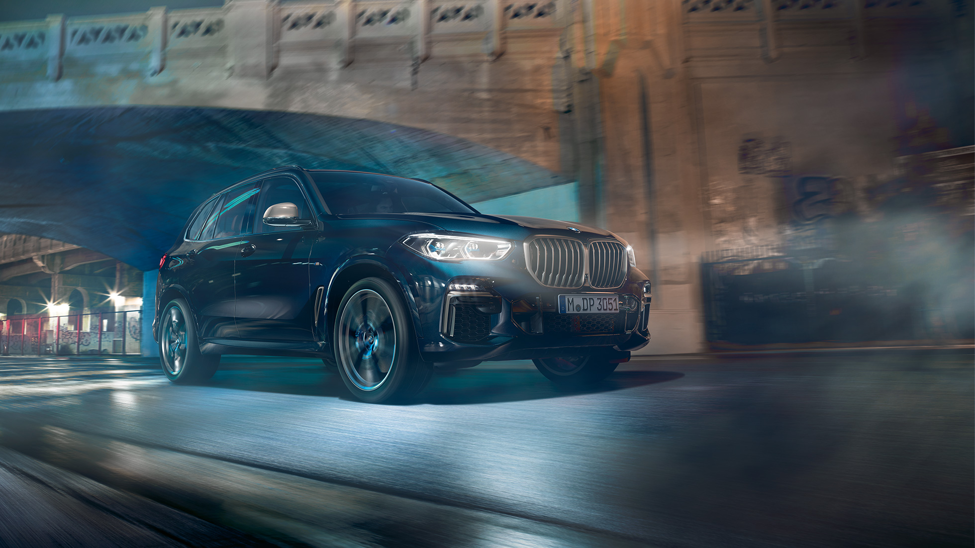 BMW X5 M50i ar M TwinPower Turbo astoņcilindru benzīna dzinēju BMW X5 M50i ar M TwinPower Turbo astoņcilindru benzīna dzinēju, G05 metāliska Carbon Black krāsa, trīs ceturtdaļu sānskats