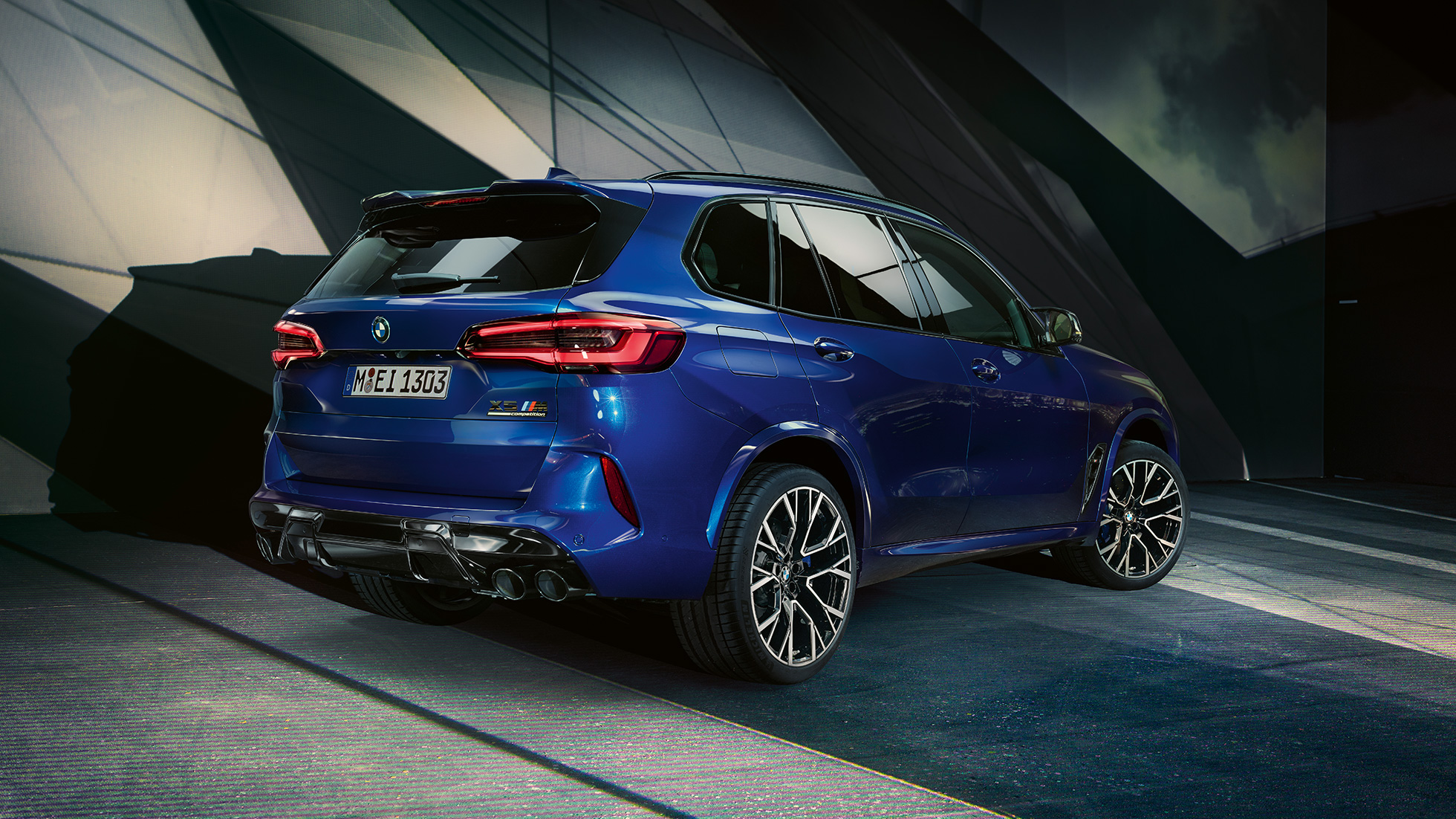 BMW X5 M Competition, trīs ceturtdaļu aizmugures skats BMW X5 M Competition ar M sporta izplūdes sistēmu, F95, metāliska Marina Bay Blue krāsa, trīs ceturtdaļu aizmugures skats