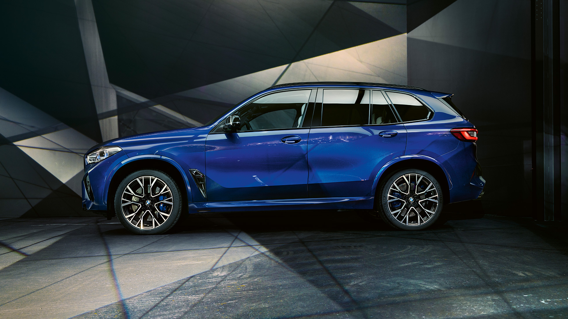BMW X5 M Competition sānskats BMW X5 M Competition ar M vieglmetāla diskiem, F95, metāliska Marina Bay Blue krāsa, sānskats