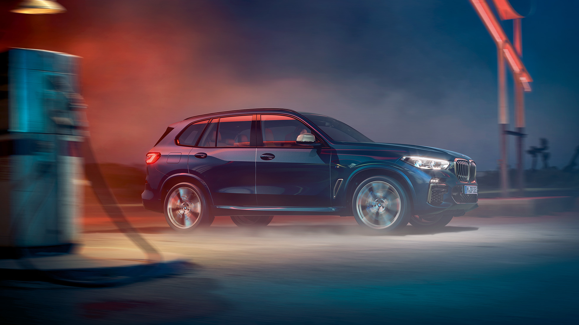 BMW X5, M50i, sānskats BMW X5 M50i, G05, ar M vieglmetāla diskiem, metāliska Carbon Black krāsa, sānskats