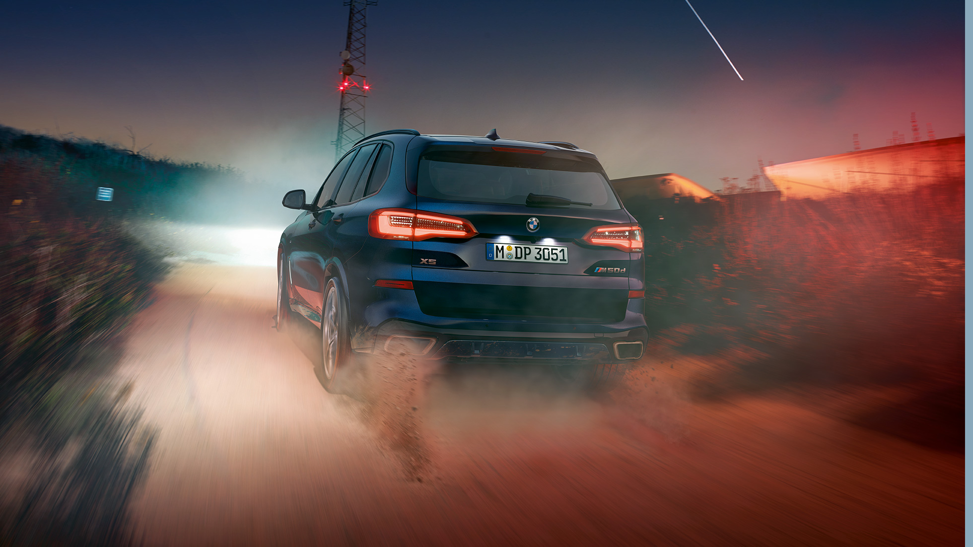 BMW X5 M50d, aizmugures skats BMW X5 M50d ar M jumta spoileri, G05, metāliska Carbon Black krāsa, aizmugures skats