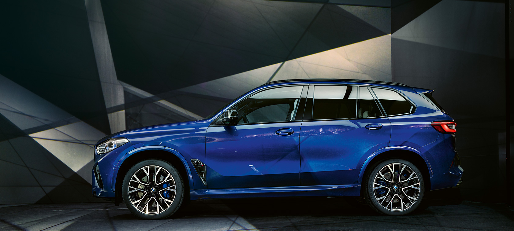 BMW X5 M Competition, sānskats BMW X5 M Competition, metāliska Marina Bay Blue krāsa, F95, sānskats