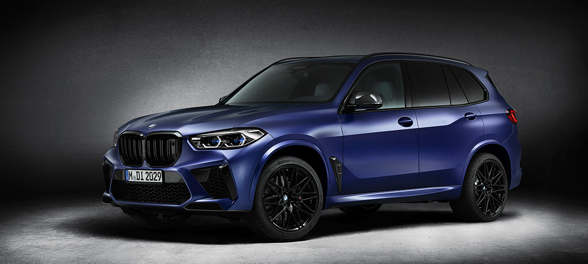 BMW X5 M First Edition, F95, 2020, BMW Individual īpašā krāsas apdare, metāliska matēta Frozen Marina Bay Blue krāsa, trīs ceturtdaļu priekšpuses skats BMW X5 M First Edition, F95, 2020, BMW Individual īpašā krāsas apdare, metāliska matēta Frozen Marina Bay Blue krāsa, trīs ceturtdaļu priekšpuses skats