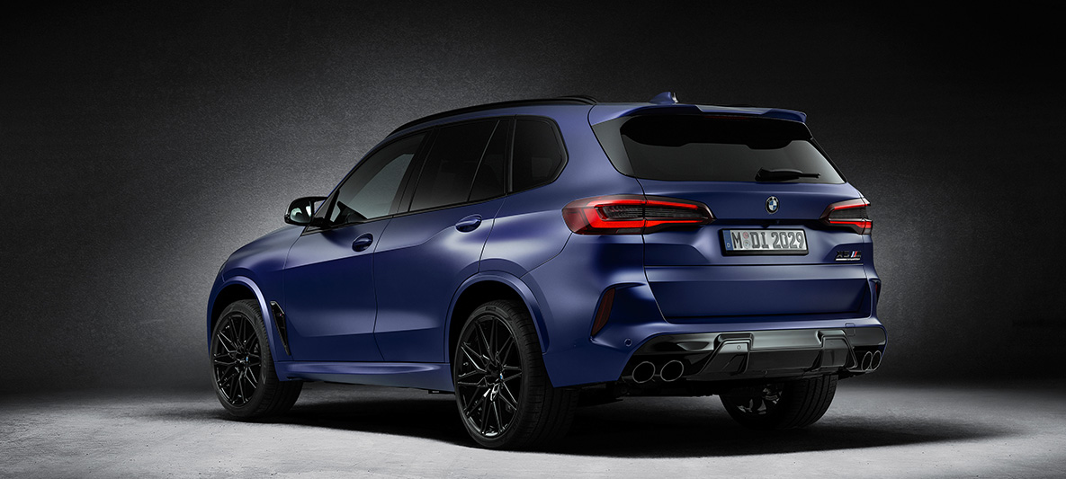BMW X5 M First Edition, F95, 2020, BMW Individual īpašā krāsas apdare, metāliska Frozen Marina Bay Blue krāsa, trīs ceturtdaļu aizmugures skats BMW X5 M First Edition, F95, 2020, BMW Individual īpašā krāsas apdare, metāliska matēta Frozen Marina Bay Blue krāsa, trīs ceturtdaļu aizmugures skats