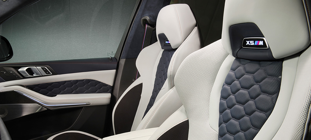 BMW X5 M First Edition, F95, 2020, salons, daudzfunkciju sēdekļi, pilna Merino/Alcantara ādas apdares kombinācija Silverstone/Night Blue krāsā BMW X5 M First Edition, F95, 2020, salons, daudzfunkciju sēdekļi, pilna Merino/Alcantara ādas apdares kombinācija Silverstone/Night Blue krāsā
