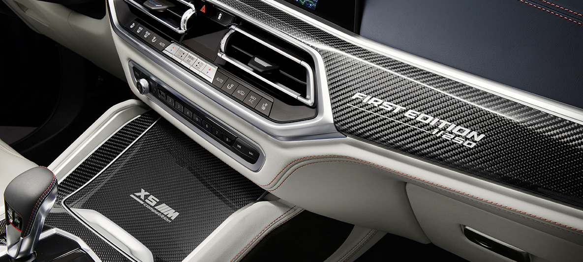 BMW X5 M First Edition, F95, 2020, “Carbon Fibre” salona apdares elementi ar uzrakstu “First Edition” BMW X5 M First Edition, F95, 2020, “Carbon Fibre” salona apdares elementi ar uzrakstu “First Edition”