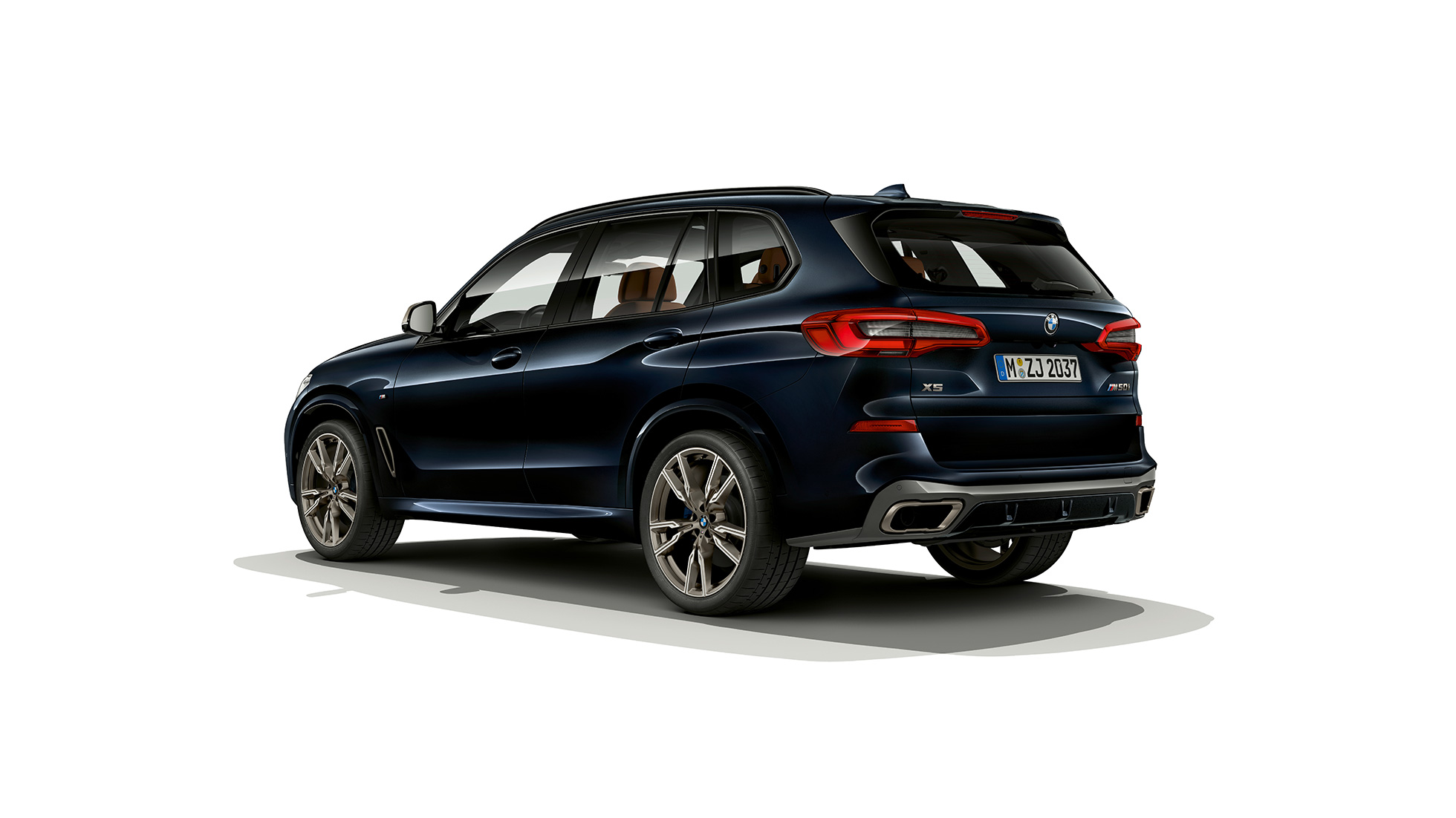 BMW X5 M50i aizmugures skats BMW X5 M50i ar M jumta spoileri, G05, metāliska Carbon Black krāsa, aizmugures skats