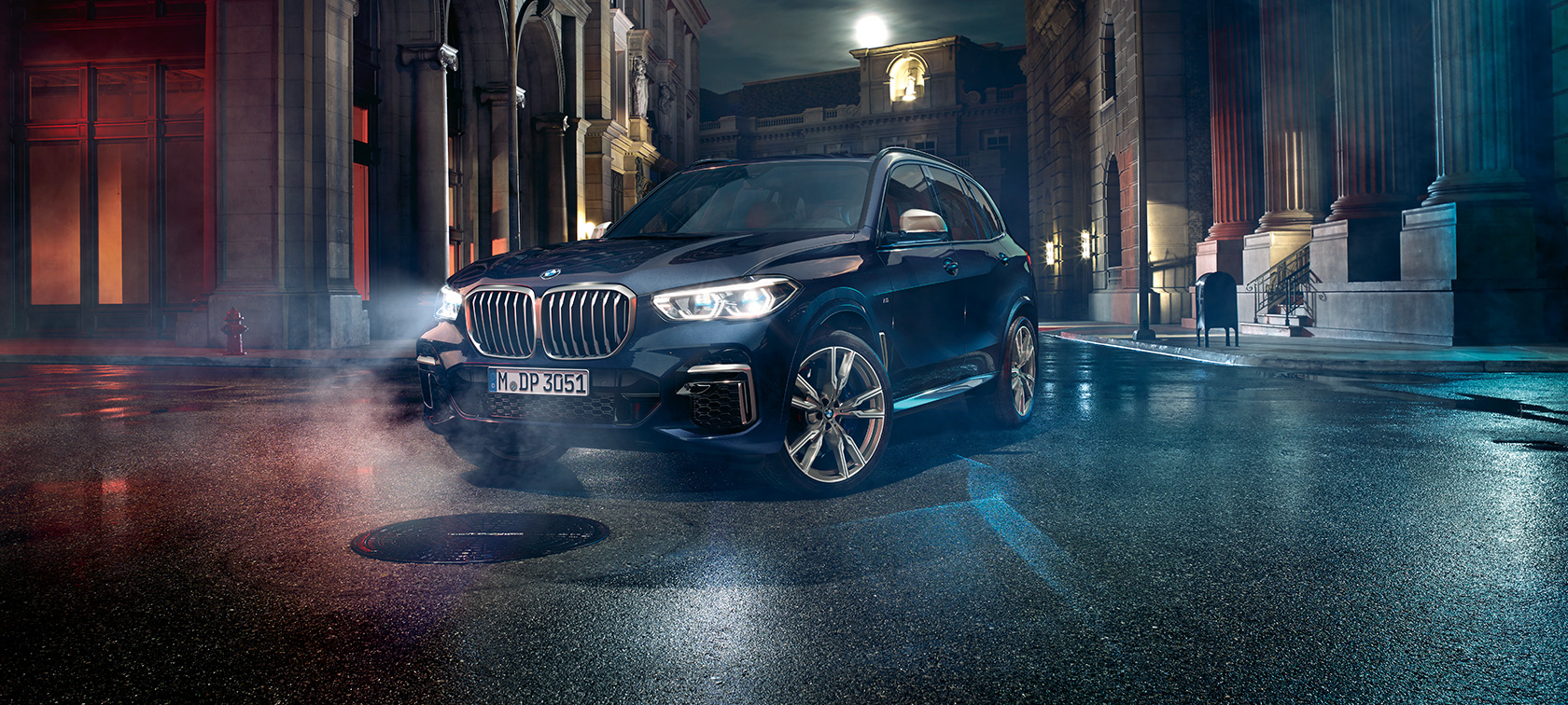 BMW X5 M50i un M50d, trīs ceturtdaļu priekšpuses skats, G05 BMW X5 M50i un M50d G05, 2018, SUV, metāliska Carbon Black krāsa, trīs ceturtdaļu priekšpuses skats