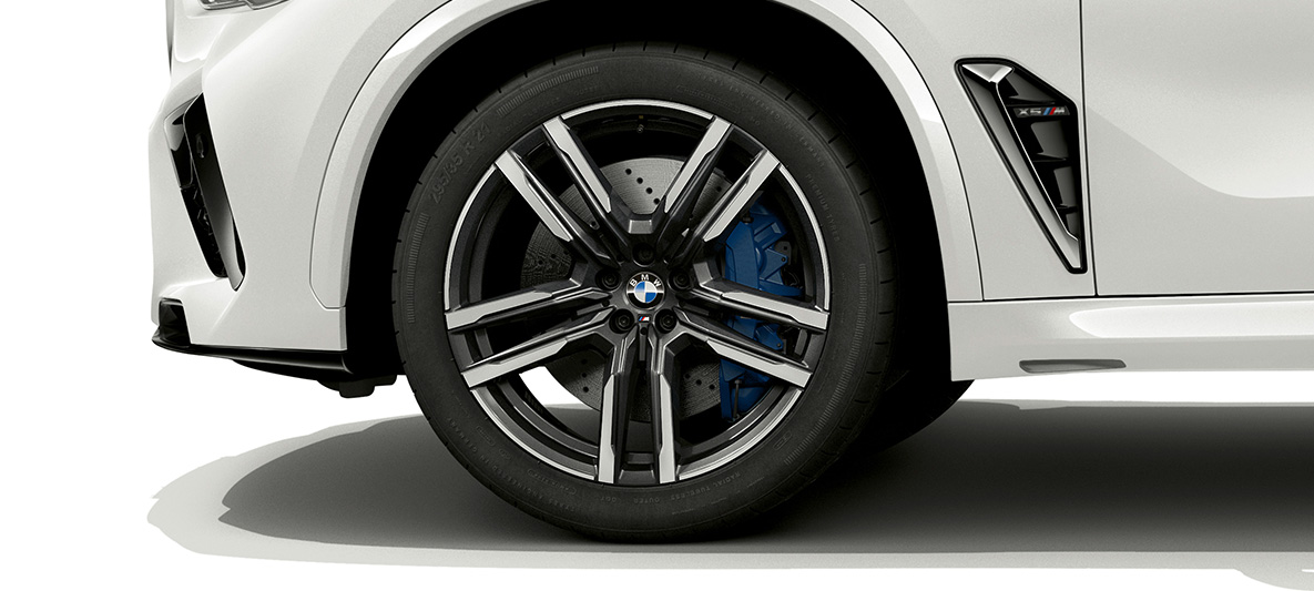 21 collas M vieglmetāla diski, divtoņu Orbit Grey krāsa, BMW X5 M F95 21 collas M vieglmetāla diski, divtoņu Orbit Grey krāsa, BMW X5 M, Mineral White krāsa, F95, 2020, SUV, tuvplāns