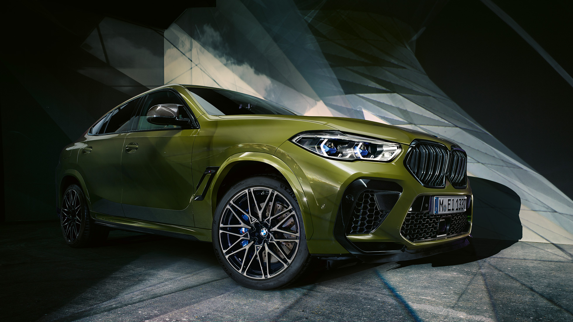 Virsbūves dizains, BMW X6 M Competition Virsbūves dizains, BMW X6 M Competition F96 2020, BMW Individual, īpašā Urban Green krāsa, SUV, trīs ceturtdaļu priekšpuses skats