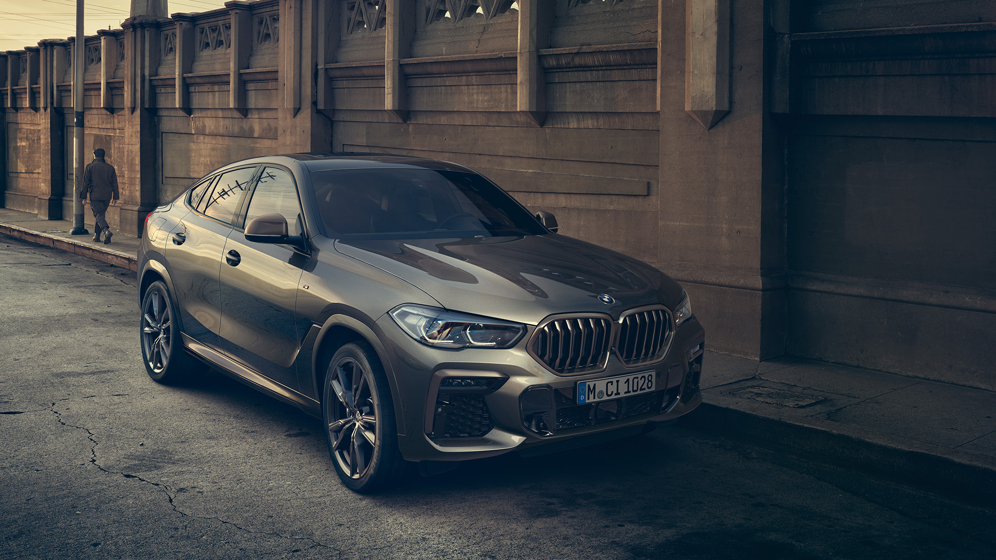 BMW X6 M50i ar TwinPower Turbo astoņcilindru benzīna dzinēju BMW X6 M50i ar M TwinPower Turbo astoņcilindru benzīna dzinēju, G06 metāliska Manhattan krāsa, trīs ceturtdaļu sānskats