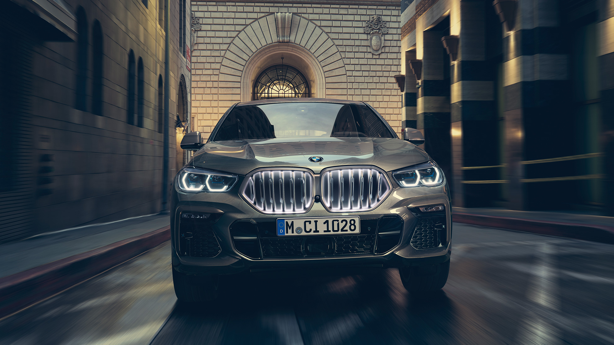 BMW X6 M50i ar M TwinPower Turbo benzīna dzinēju BMW X6 M50i ar M TwinPower Turbo benzīna dzinēju, G06, metāliska Manhattan krāsa, priekšpuses skats