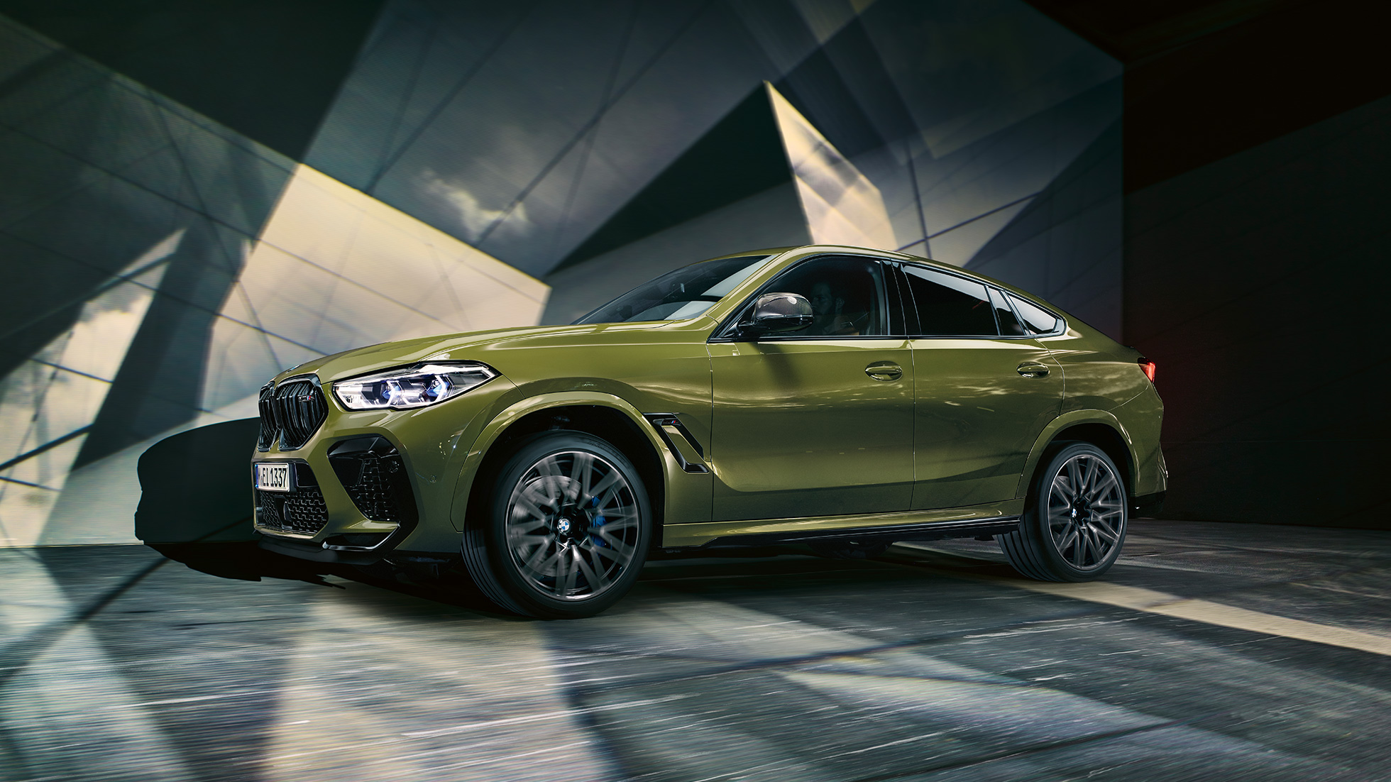 BMW X6 M Competition, sānskats BMW X6 M Competition ar M vieglmetāla diskiem, F96, BMW Individual, īpašā Urban Green krāsa, SUV, trīs ceturtdaļu sānskats