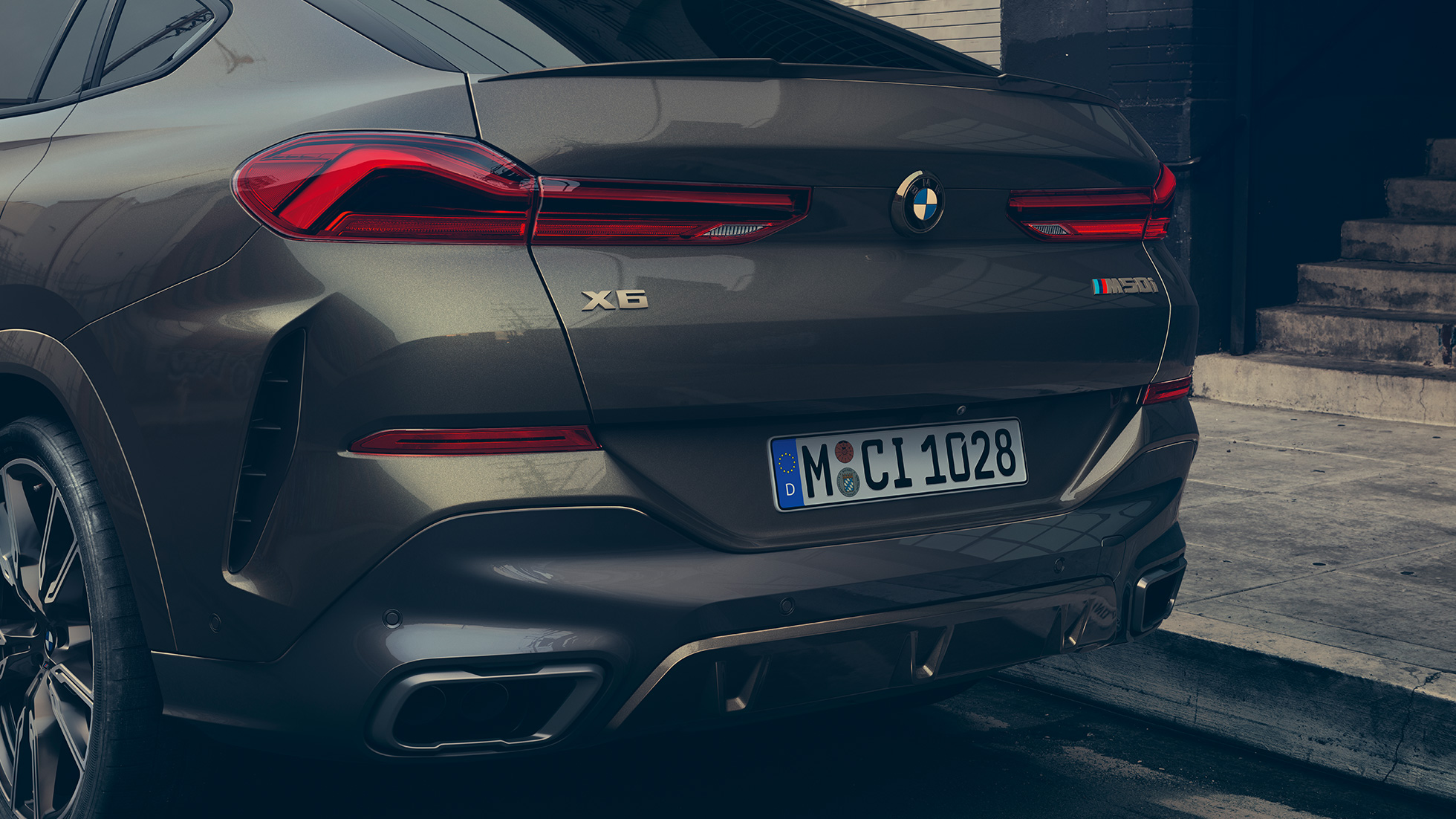 BMW X6 M50i, aizmugures skats BMW X6 M50i aizmugures tuvplāns