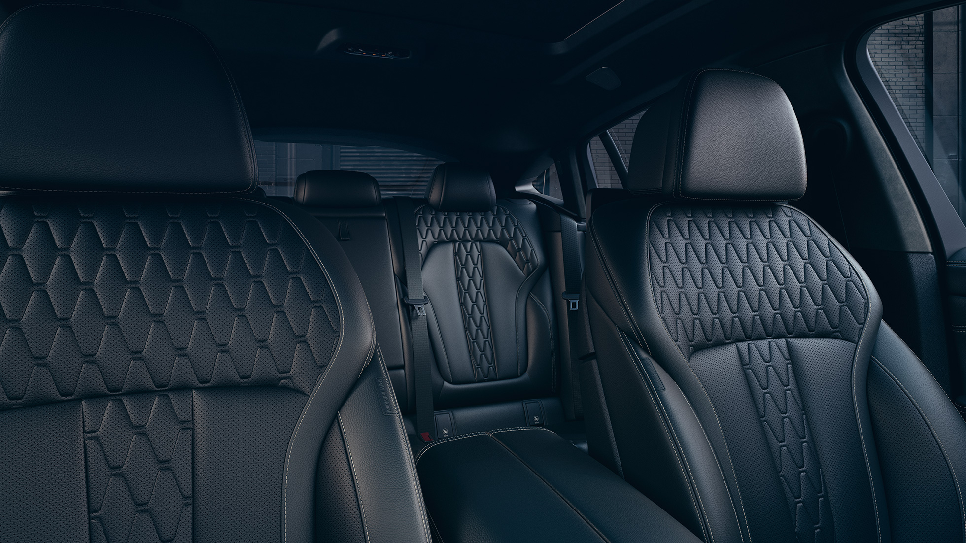 BMW X6 M50i sporta sēdekļi Salons ar fokusu uz BMW X6 M50i sporta sēdekļiem