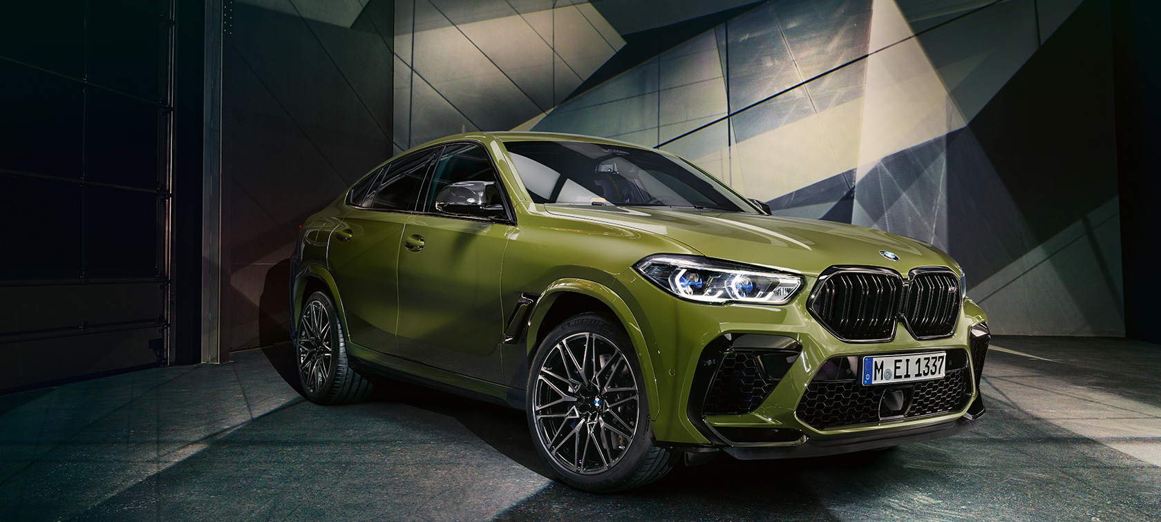 BMW X6 M Competition, sānskats BMW X6 M Competition, BMW Individual īpaša Urban Green krāsa, SUV F96, 2020, sānskats
