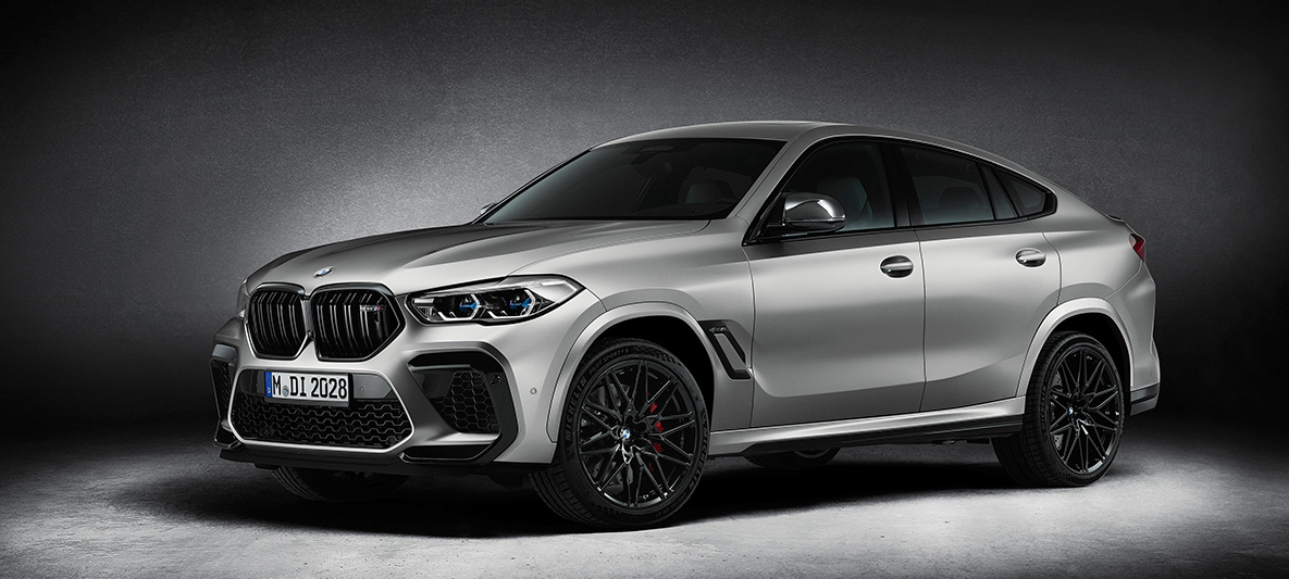 BMW X6 M First Edition, F96, 2020, BMW Individual īpašā krāsas apdare, metāliska matēta Frozen Dark Silver krāsa, trīs ceturtdaļu priekšpuses skats BMW X6 M First Edition, F96, 2020, BMW Individual īpašā krāsas apdare, metāliska matēta Frozen Dark Silver krāsa, trīs ceturtdaļu priekšpuses skats