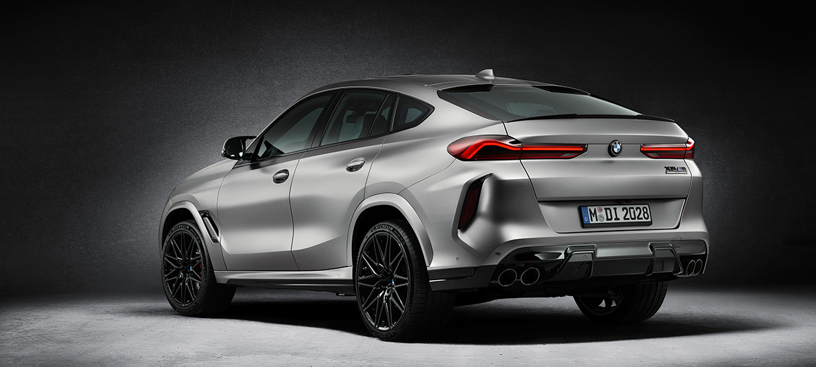 BMW X6 M First Edition, F96, 2020, BMW Individual īpašā krāsas apdare, metāliska matēta Frozen Dark Silver krāsa, trīs ceturtdaļu aizmugures skats BMW X6 M First Edition, F96, 2020, BMW Individual īpašā krāsas apdare, metāliska matēta Frozen Dark Silver krāsa, trīs ceturtdaļu aizmugures skats